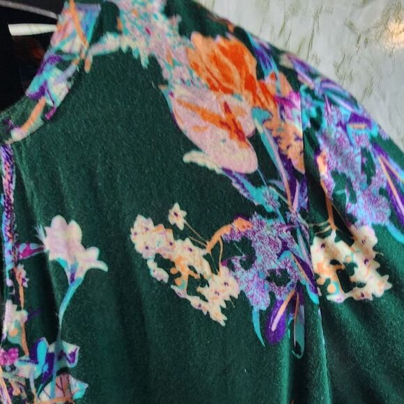 WORLD MARKET Beautiful Floral Top - Picture 5 of 11